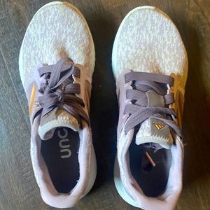 Adidas tennis shoes in great condition